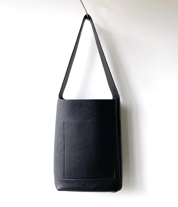 Aeta/PEBBLE GRAIN LEATHER SHOULDER M (BLACK)